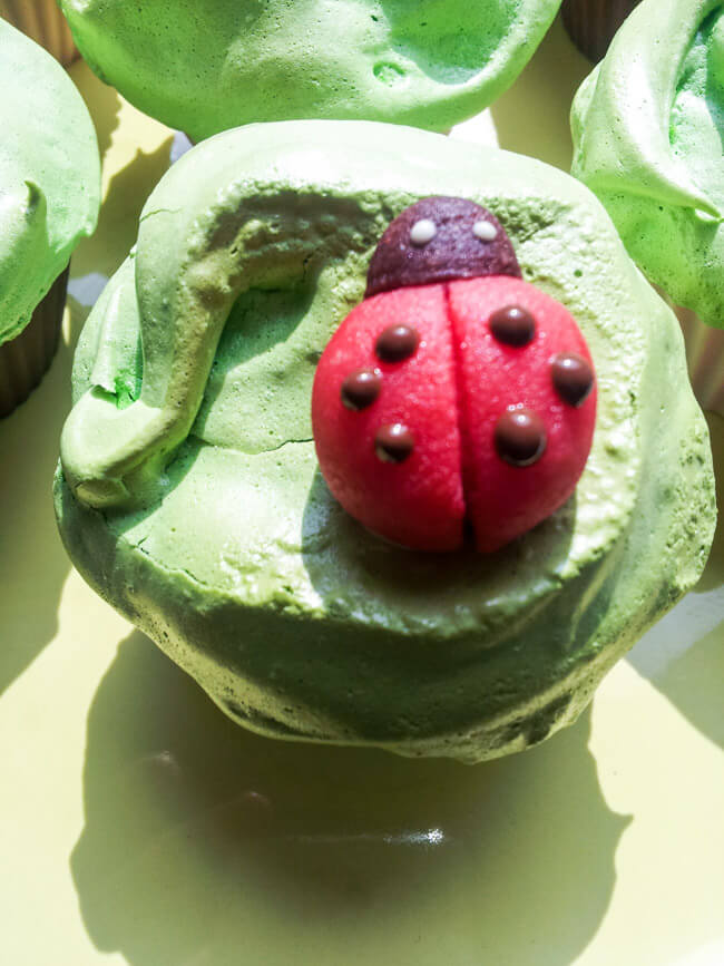 muffins mit baiser und junikäfern