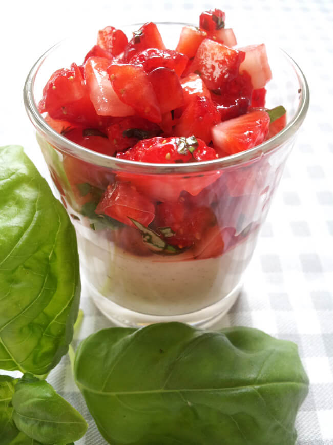 panna cotta mit erdbeeren und basilikum dessert einfach