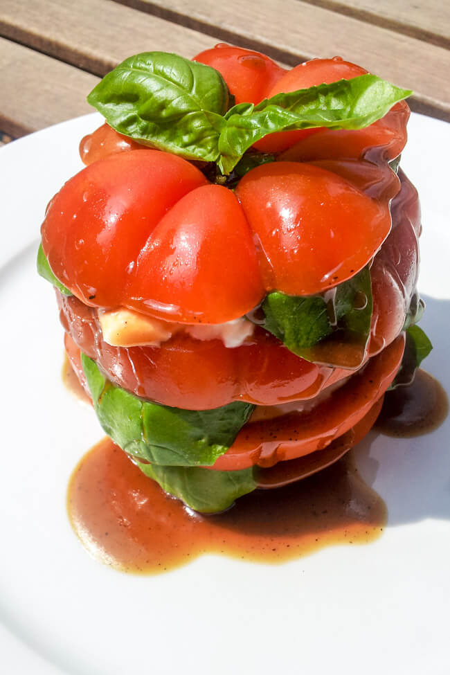 Caprese Türmchen - Tomaten mit Mozzarella und Basilikum - foodundco.de