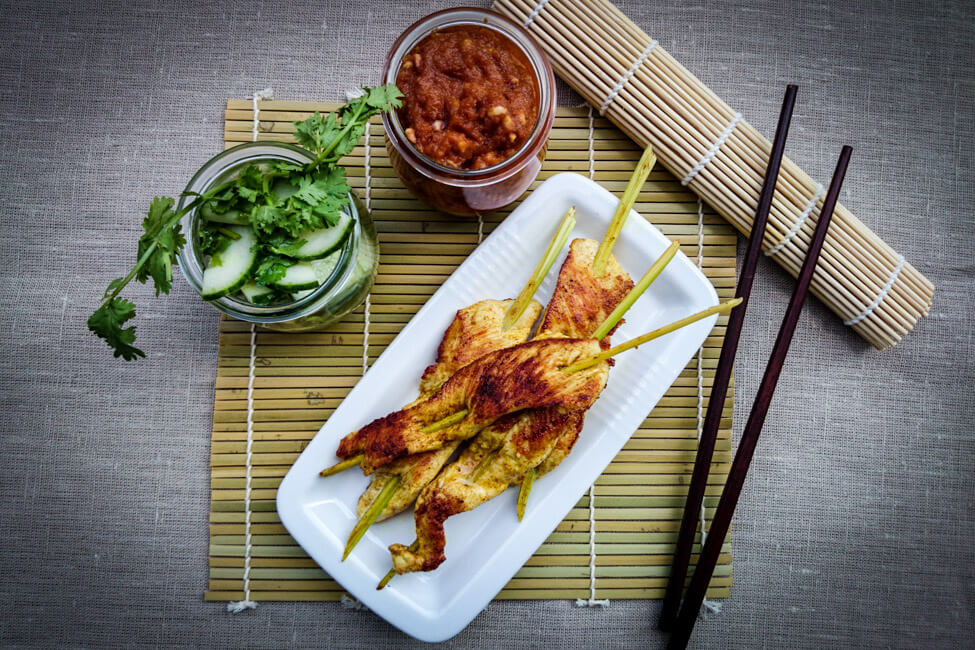 saté hähnchen spieße thailändisch asiatisch gurken salat koriander erdnuss dip