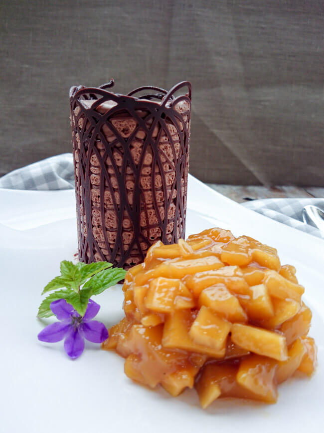 mousse au chocolat mit mangoragout