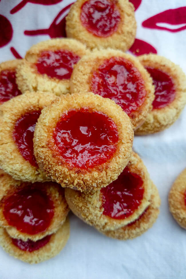 weihnachtsplätzchen bauernküchle engelsaugen hiffenmark hagebutten marmelade haselnüsse omaplätzchen