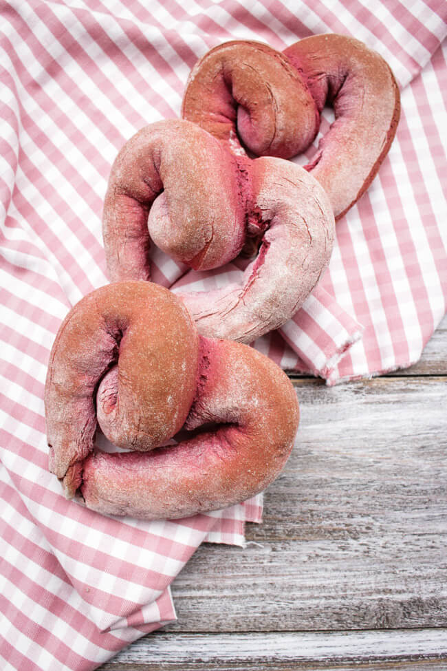 rote bete sauerteig brot herzform valentinstag herzhaft