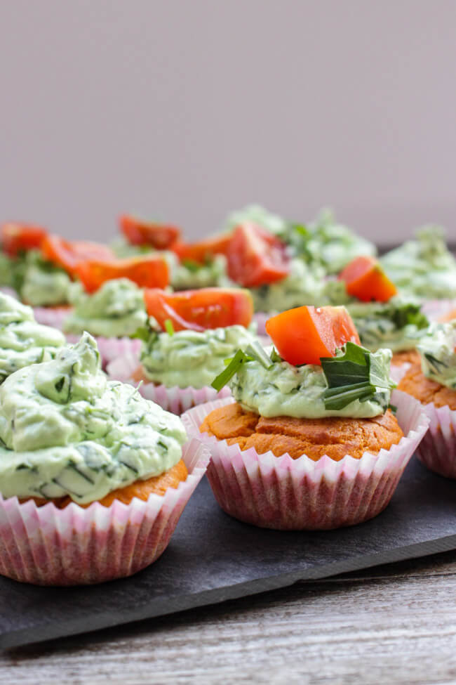 tomaten cupcakes mit rucola frischkäse topping buffett fingerfood herzhaft muffins herzhaft