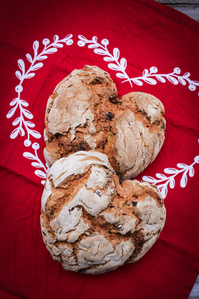 tomaten pepperoni brot herzform bauernbrot sauerteigbrot