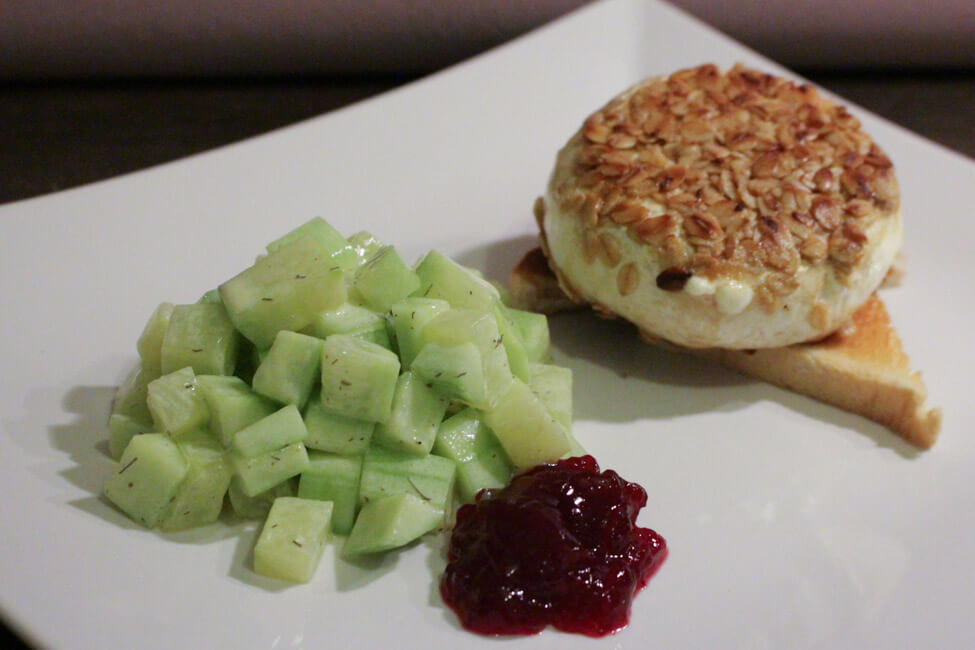 gebackener camembert haferflockenpanade mit gurkensalat preiselbeeren