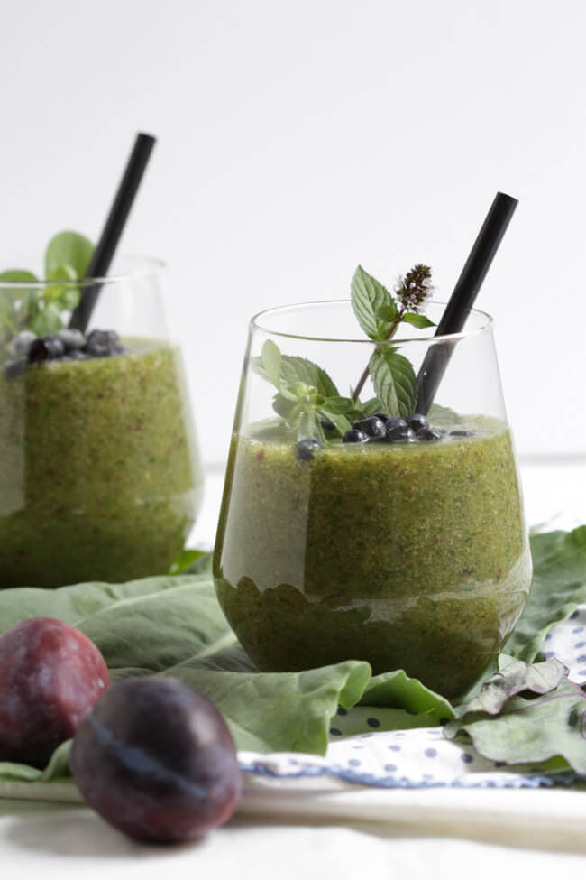 green smoothie mit heidelbeeren und portulak