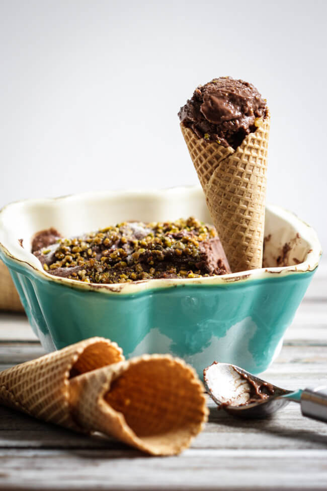 Schokoladen-Feigen-Eis mit Pistazien | vegan - foodundco.de