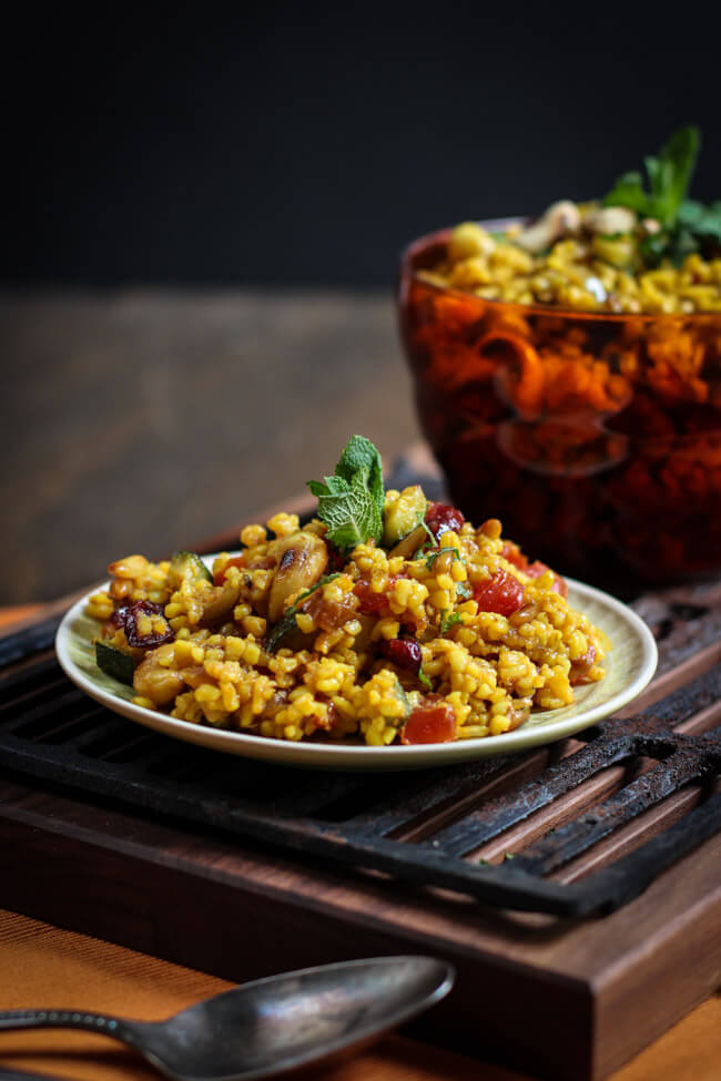 bulgursalat mit nüssen und trockenfrüchten vegan minze beilage grillen bbq