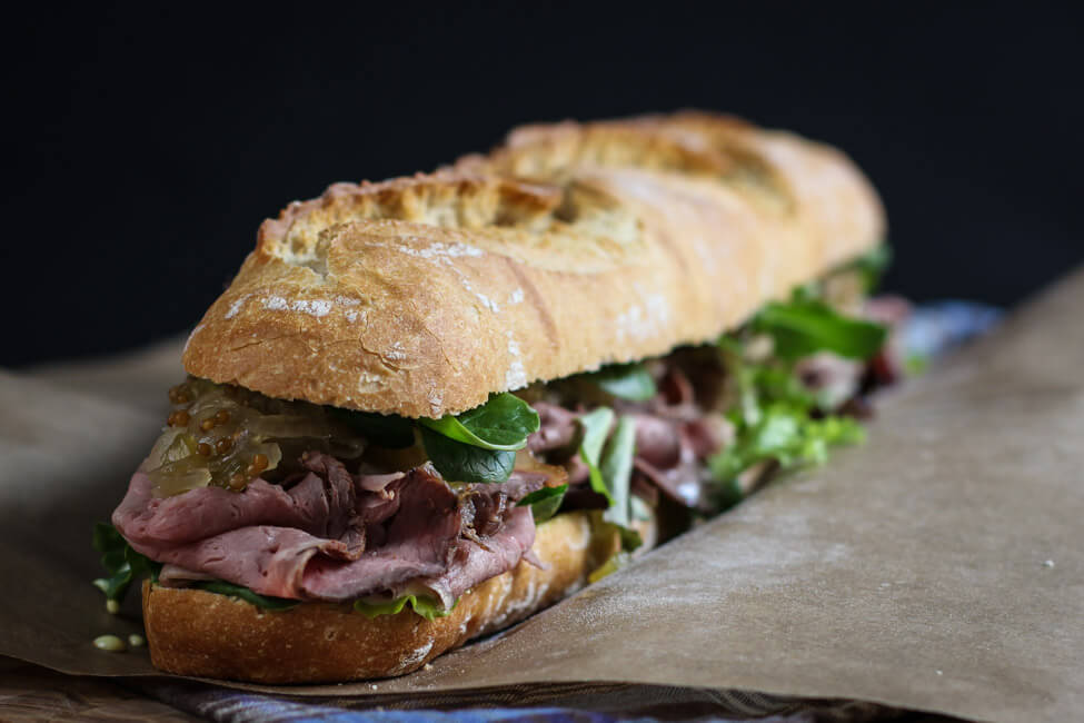 roastbeef sandwich mit gurkenrelish salat mayonnaise pastrami