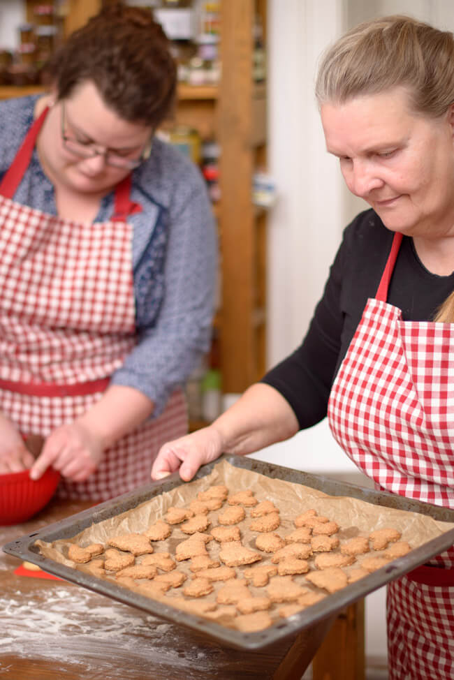 weihnachtsplätzchen backen mit mama hildegard kekse hildegard von bingen gewürze
