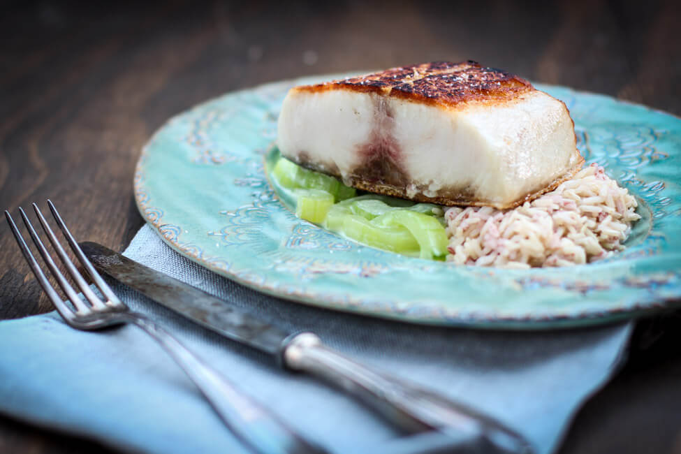 cobia filet fisch mit gurken gemüse wasabi sauce reis vollkorn gebraten