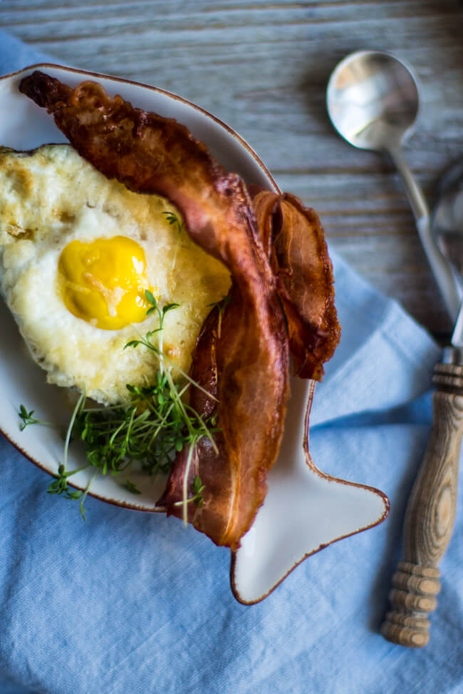 gefüllte avocado mit ei speck kresse käse gebacken loqcarb frühstück