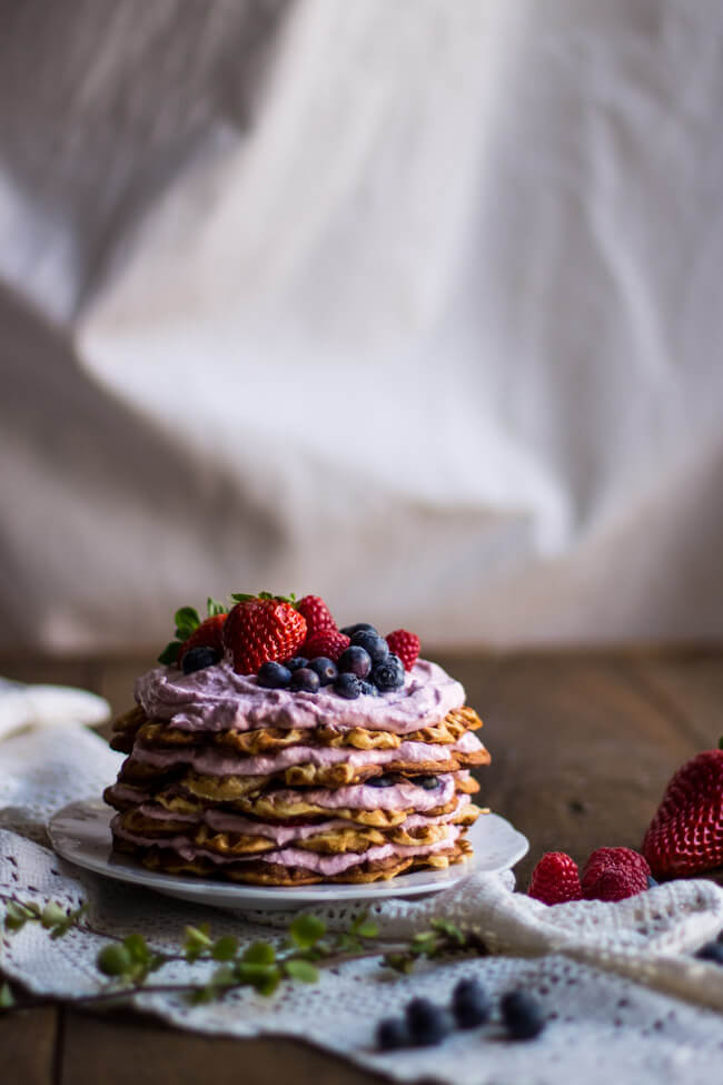 waffeltorte mit frischen beeren frischkäse frosting waffeltörtchen