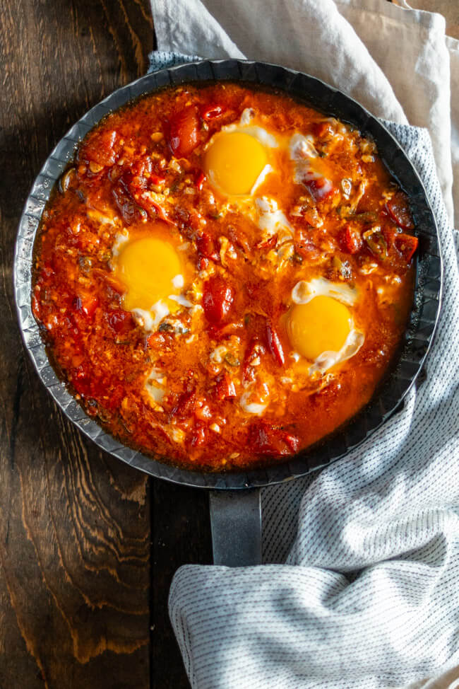 Originalrezept aus Kitchen Impossible: Shakshuka mit 3 Eiern in Eisenpfanne