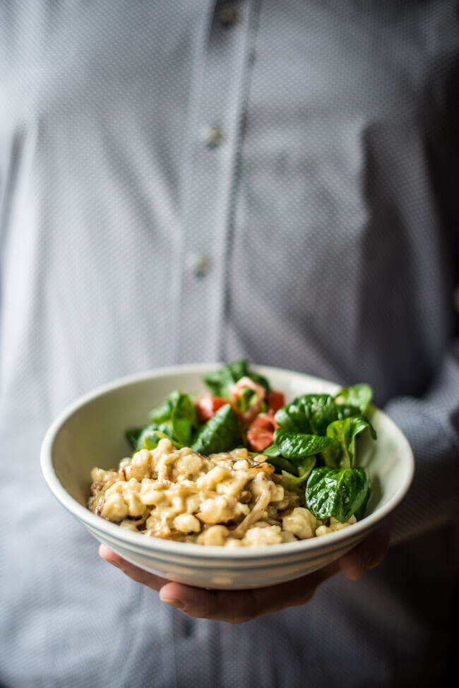 käsespätzle mit salat käse spätzle knöpfle schwäbisch