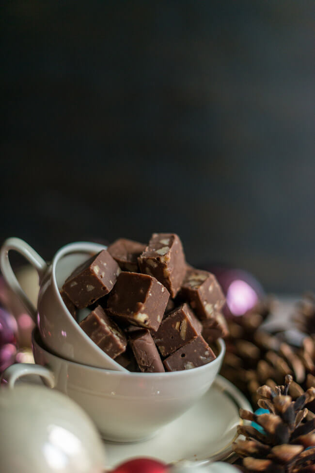 Schokoladen Fudge mit Pekannüssen Toffee Karamellbonbon Karamell Kaubonbon Nüsse Weihnachten Weihanchtsgeschenk aus der Küche statt Plätzchen WEihnachtsplätzchen