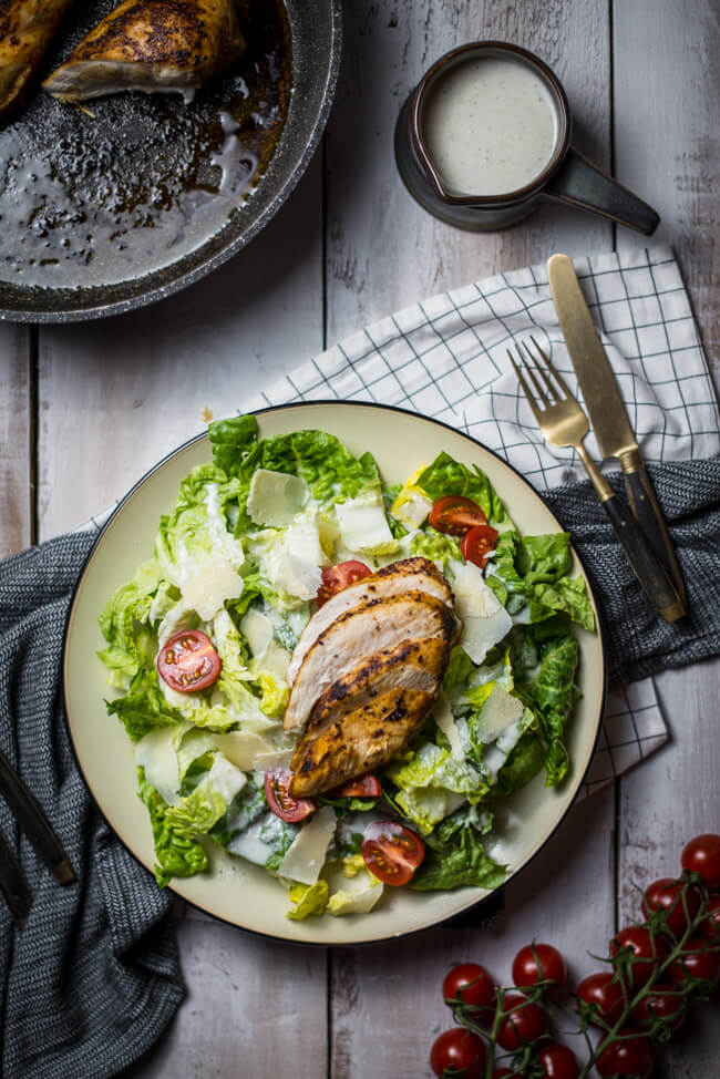caesar salad low fat low carb healthy gesund hähnchenbrust huhn parmesan joghurt