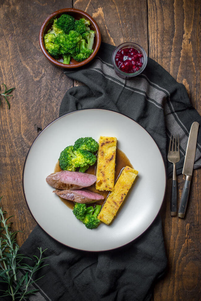 rehrücken gebraten rosmarin polenta schnitten brokkoli rotwein jus wildgericht wild kochen rehfilet dinner