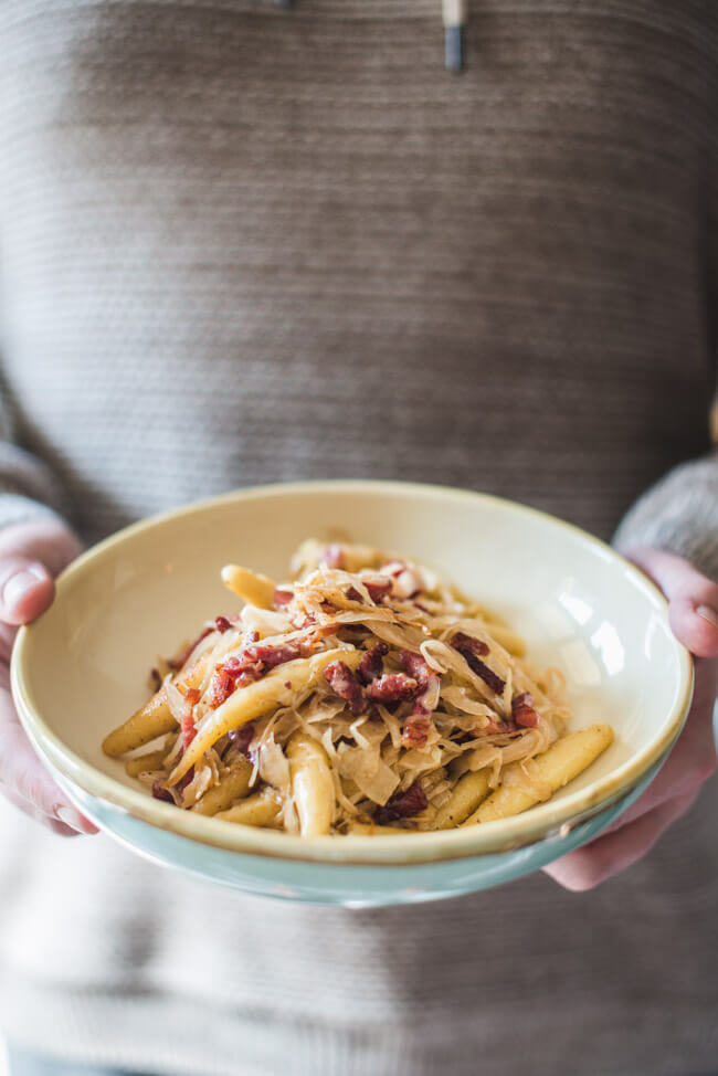 sauerkraut selbst machen fermentieren weißkohl milchsauer vergoren fermentation vegan natürlich traditionell schupfnudeln mit speck