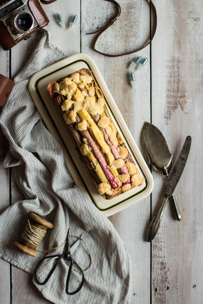 Buttermilch Kuchen mit Rhabarber und STreuseln mit Vintage Kamera