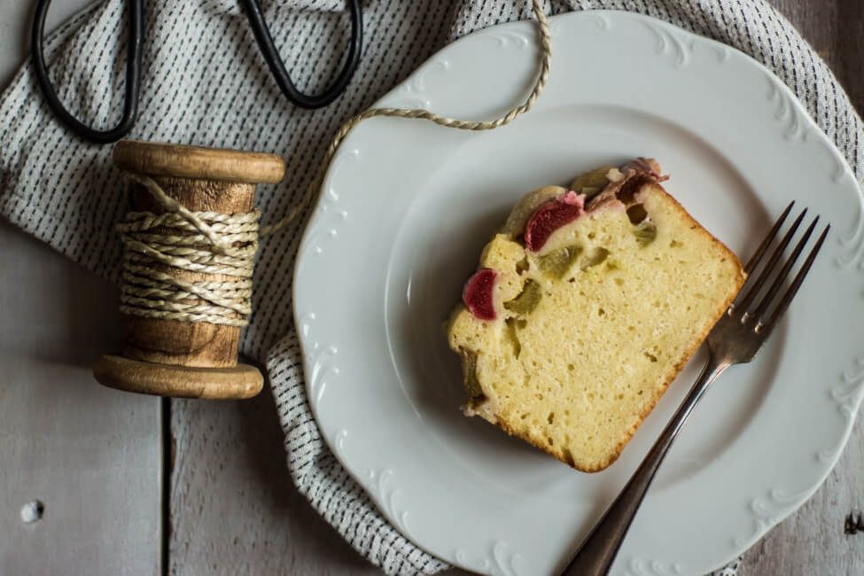 Ein STück Buttermilch Kuchen mit Rhabarber und STreuseln