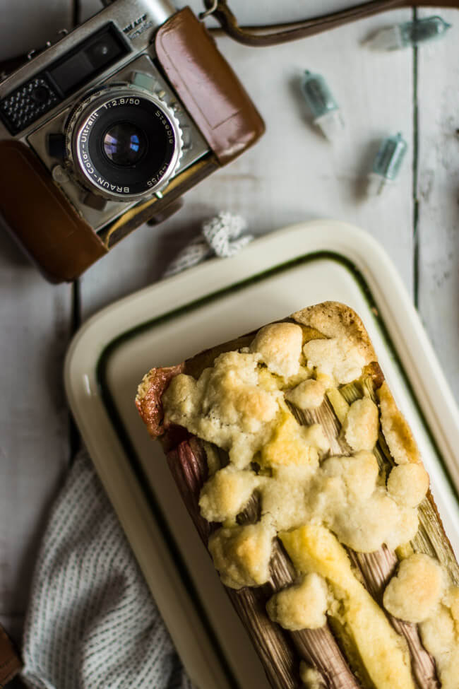 Buttermilch Kuchen mit Rhabarber und STreuseln