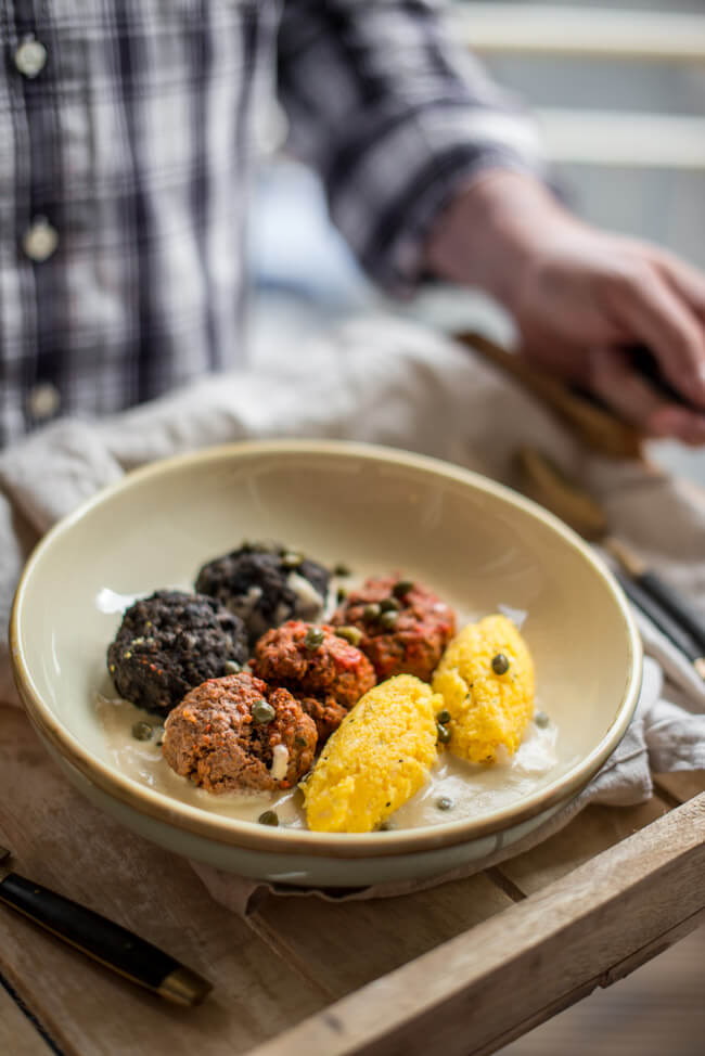 königsberger klopse mit polenta nocken tomaten klopse hackbällchen oliven kapern deutschland wm fußball flagge schwarz rot gold