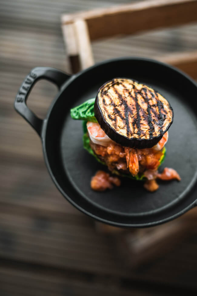 lowcarb burger auberginen bun surf and turf beef garnele rindfleisch patty salatnektarinen chutney zwiebeln beilage vegan grillen bbq burgersauce