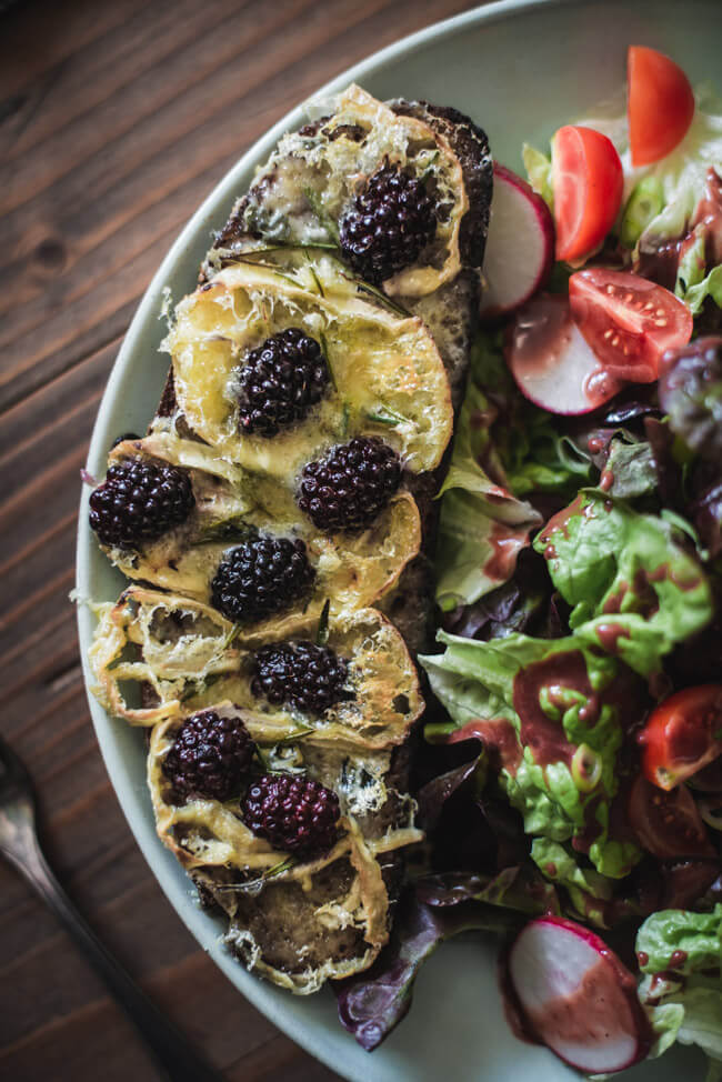 brombeer käsebrot romsarin bunter salat brombeerdressing