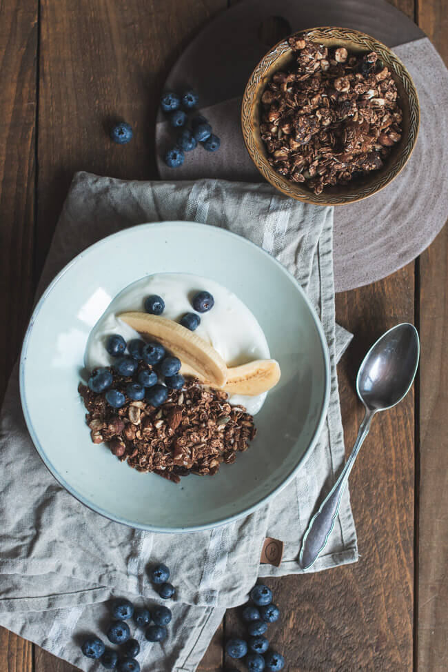 granola ohne zucker selbst machen im ofen rösten geröstet kakao schokolade feigen aprikosen mit joghurt blaubeeren banabe
