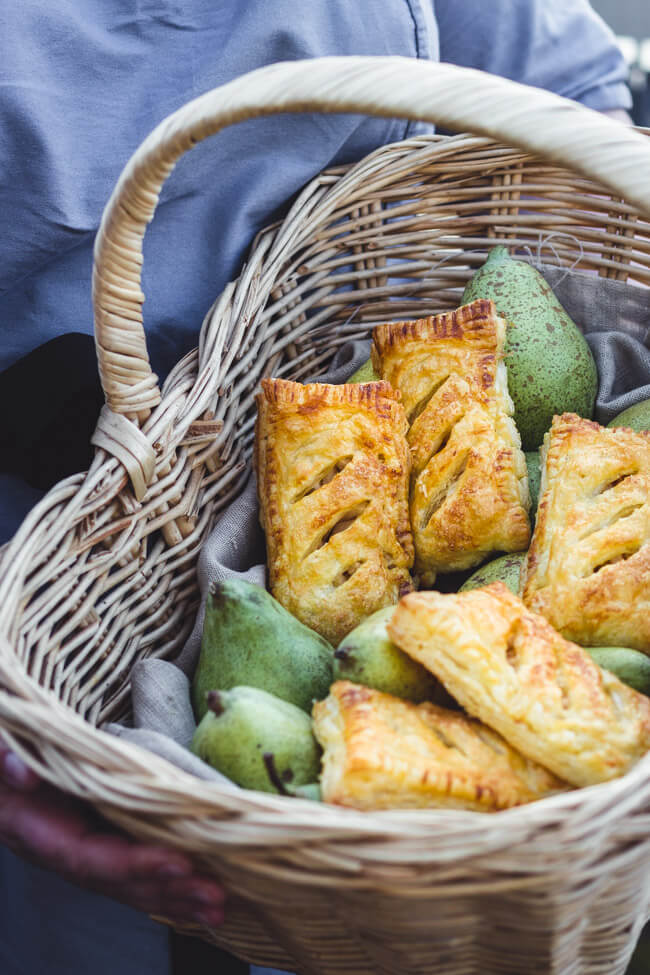 Blätterteig Gebäck Birnentaschen Apfeltaschen einfach Birnenfüllung Birne Zucker korb