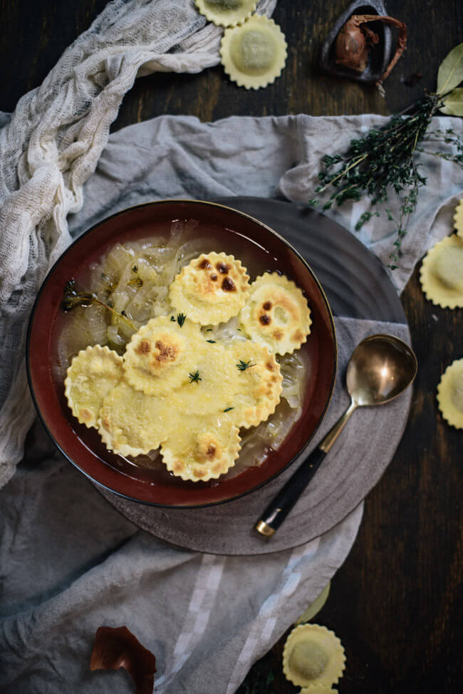 Französische Zwiebelsuppe mit gratinierten Tortellini