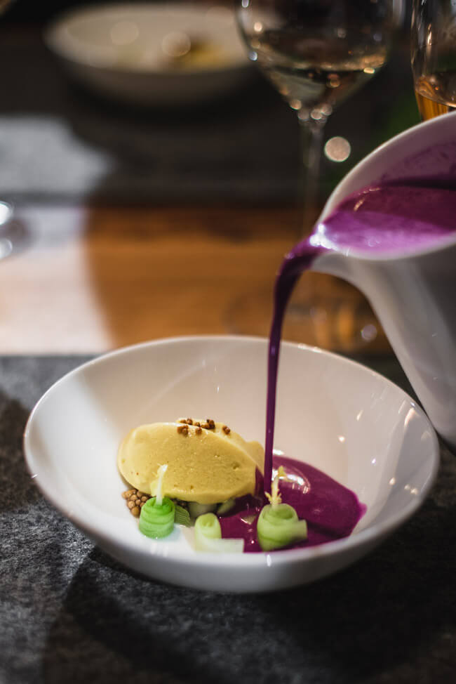 supperclub highfoodality henkell sektkellerei uwe spitzmüller serviert rotkohl gazpacho senfeis gurke