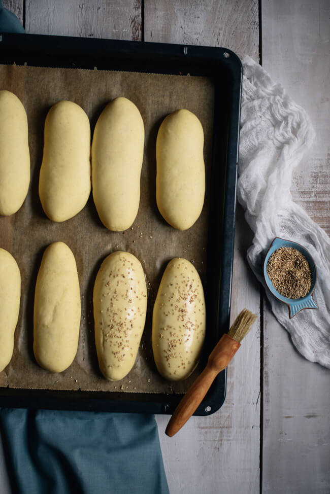 Laugen Brioche Hot Dog Brötchen Sesam schrittweise