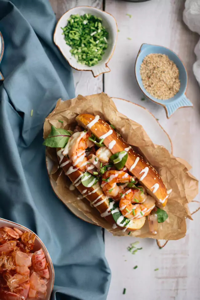 prawn roll deluxe Garnelenbrötchen Hot Dog Brötchen Laugen Brioche Limetten Mayonnaise