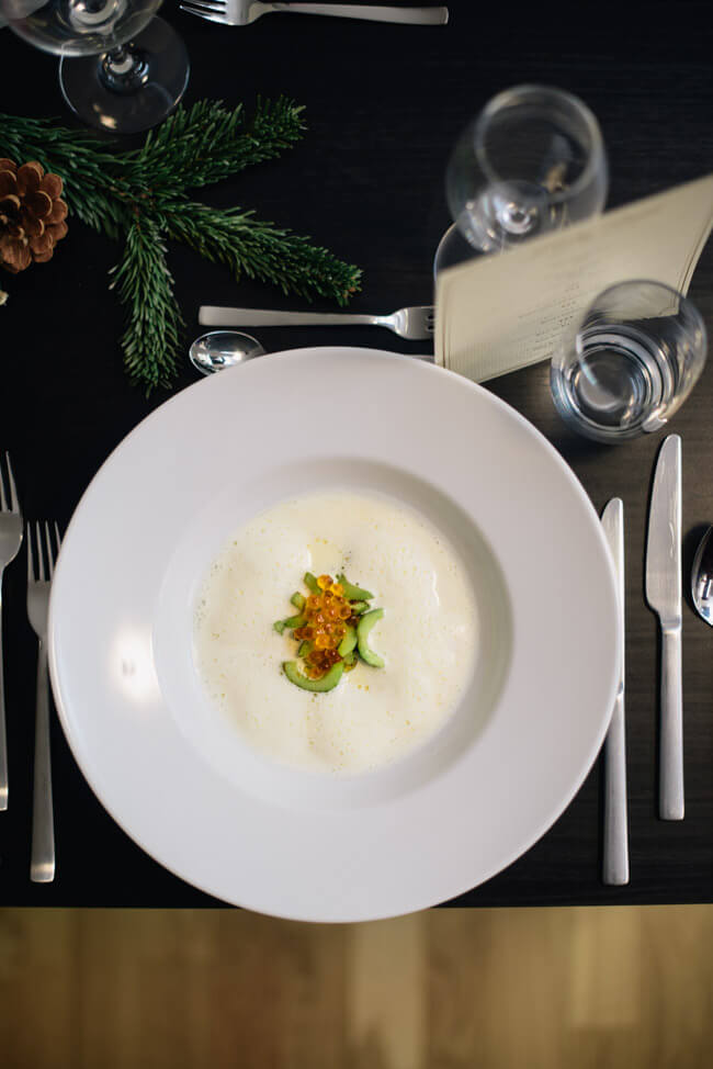 Weihnachtsmenü Suppe Knoblauchsud geschmorte Gurken Forellenkaviar Schaumsüppchen Cremesuppe