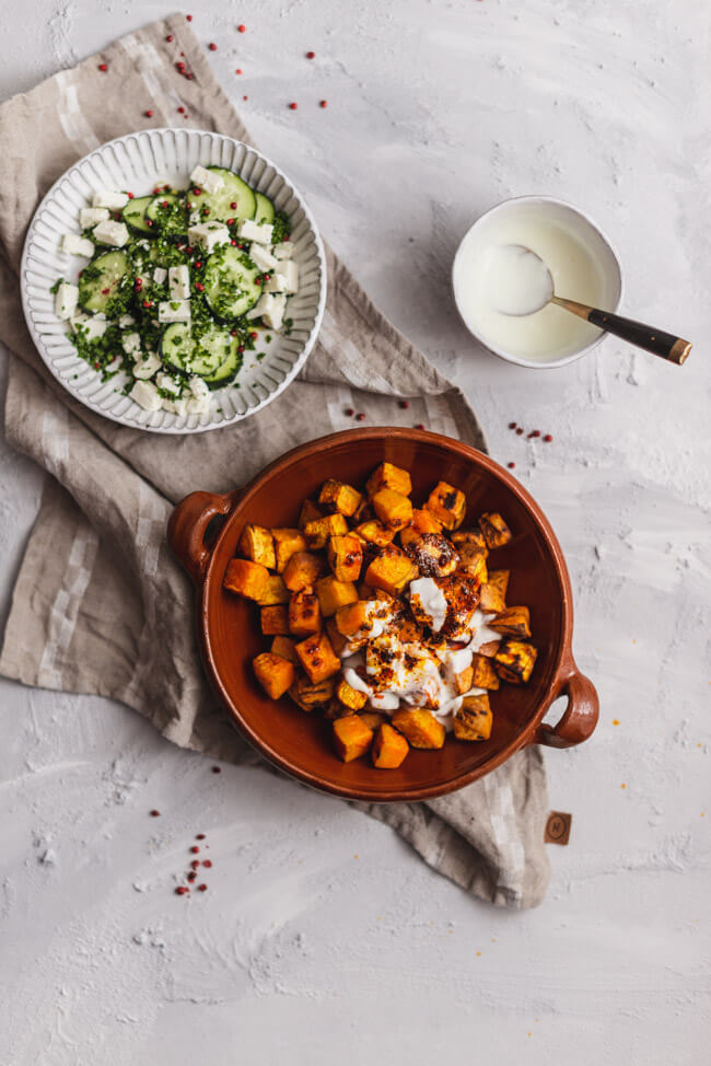 süßkartoffel mit knoblauch-joghurt paprikasauce türkisch feta gurke salat vegetarisch lowcarb gesund