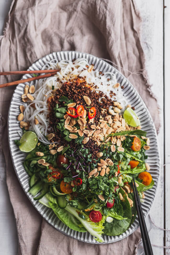 Asiatischer Reisnudel Salat mit knusprigem Rindfleisch und Erdnüssen Asia Koriander chinesisch kalorienarm Jamie Oliver Superfoods Nudelsalat Nudeln glutenfrei lactosefrei gesund healthy lowcarb