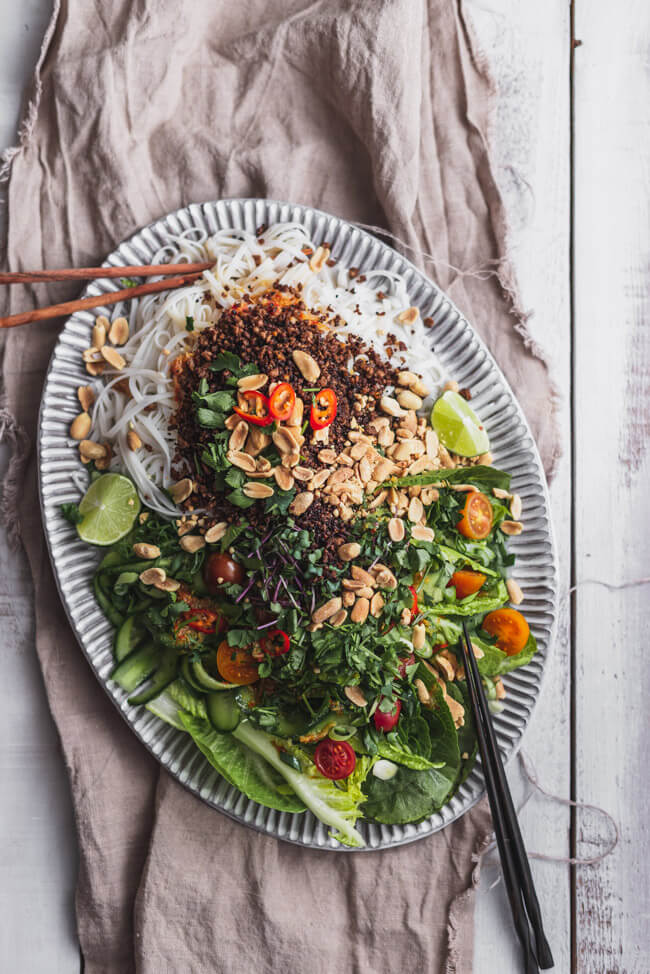 Asiatischer Reisnudel Salat mit knusprigem Rindfleisch und Erdnüssen Asia Koriander chinesisch kalorienarm Jamie Oliver Superfoods Nudelsalat Nudeln glutenfrei lactosefrei gesund healthy lowcarb