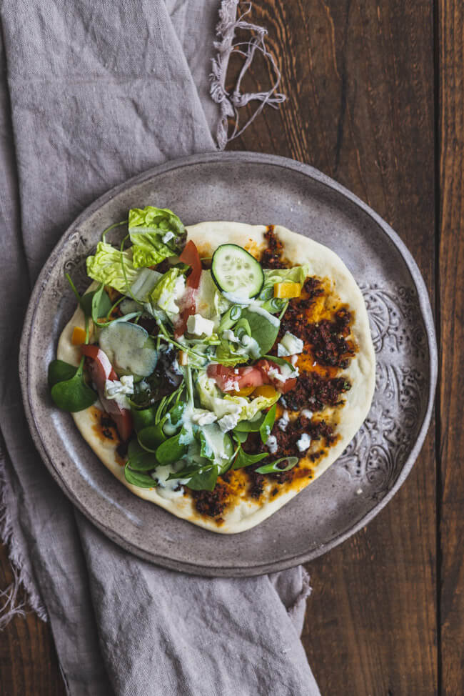 lahmacun türkische pizza fladen hackfleisch salat joghurtsauce