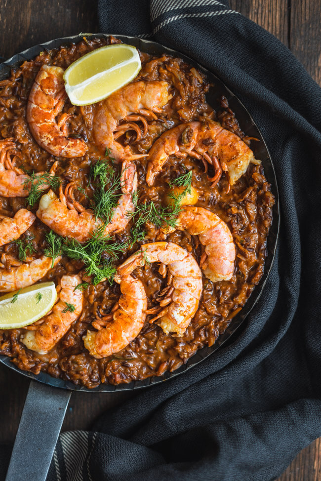 Paella mit Gemüse und Garnelen Pfanne Spanisch Reisgericht Pfannengericht einfach Zitrone