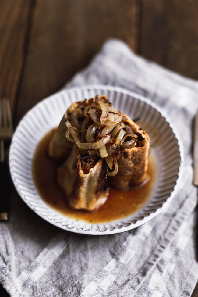 Allgäuer Krautkrapfen Kitchen Impossible Tim Mälzer Markus Stöckeler Zum Hirschen Scheidegg Max Strohe Weißkohl Schmelzzwiebeln Brühe Familienrezept Tradition Hüttenrezept Skifahren