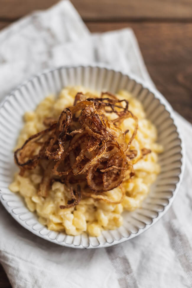 Allgäuer Käsespätzle Kitchen Impossible Scheidegg Zum Hirschen Kasspatzen weltbeste einfach Röstzwiebeln Emmentaler Bergkäse Tim Mälzer Markus Stöckeler vegetarisch veggie