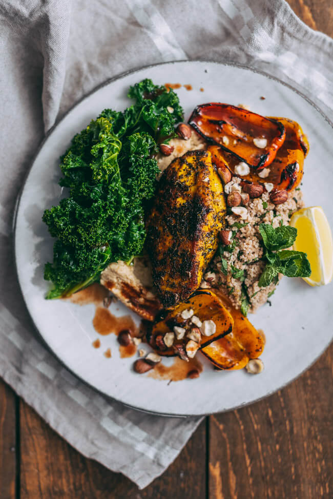 Kurkuma Hähnchen Hummus Couscous Minze PAprika Haselnüsse Jamie Oliver Superfoods vollwertig gesund bunt grünkohl Minze Feierabend schnelle küche