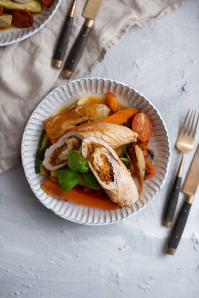 Mediterrane Putenroulade mit Ofen-Gemüse