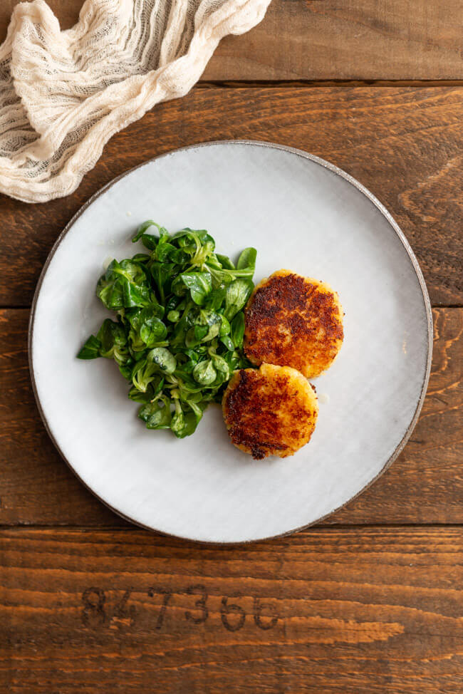 Tiroler Kaspressknödel mit Salat Käseknödel Pressknödel Österreichisch vegetarisch deftig