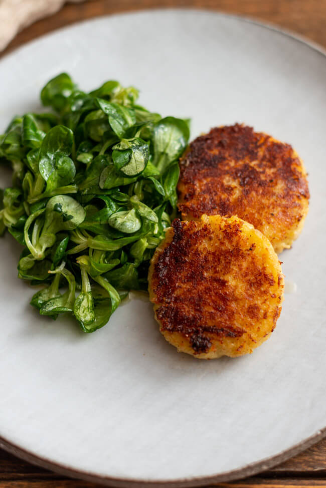 Tiroler Kaspressknödel mit Salat Käseknödel Pressknödel Österreichisch vegetarisch deftig