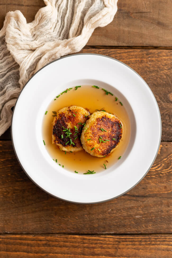 Tiroler Kaspressknödel Suppe Rinderbouillon Rindsuppe Käseknödel Pressknödel Österreichisch deftig herzhaft