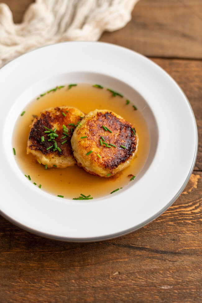 Tiroler Kaspressknödel Suppe Rinderbouillon Rindsuppe Käseknödel Pressknödel Österreichisch deftig herzhaft